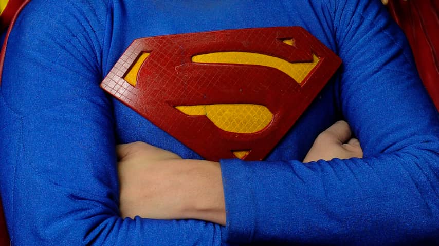 veiling Barmhartig beoefenaar Brit in Superman-badjas en zoon vangen inbreker | Opmerkelijk | NU.nl