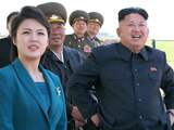 Zondag 11 mei: De Noord-Koreaanse leider Kim Jong-Un met zijn vrouw Ri Sol-Ju kijken aandachtig bij een vliegshow in het communistische land.