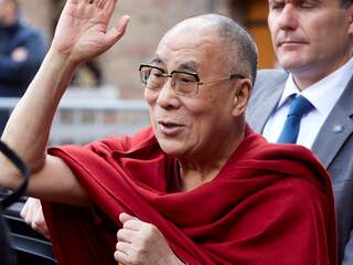 Dalai lama leent kunstwerk uit aan De Nieuwe Kerk