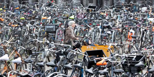 Politie waarschuwt voor fietsendieven: tweewielers verdwijnen in busje bij station Alphen
