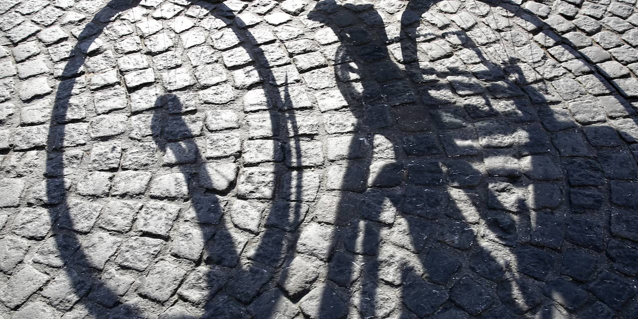 Mannen trekken vrouw van fiets en stelen telefoon in Utrecht