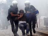 De Turkse politie arresteert een betoger in Ankara. 