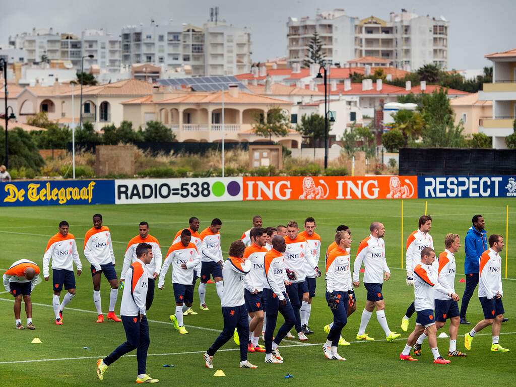 Nederlands Elftal Werkt Eerste Training Af In Regenachtig Lagos Nu Het Laatste Nieuws Het Eerst Op Nu Nl