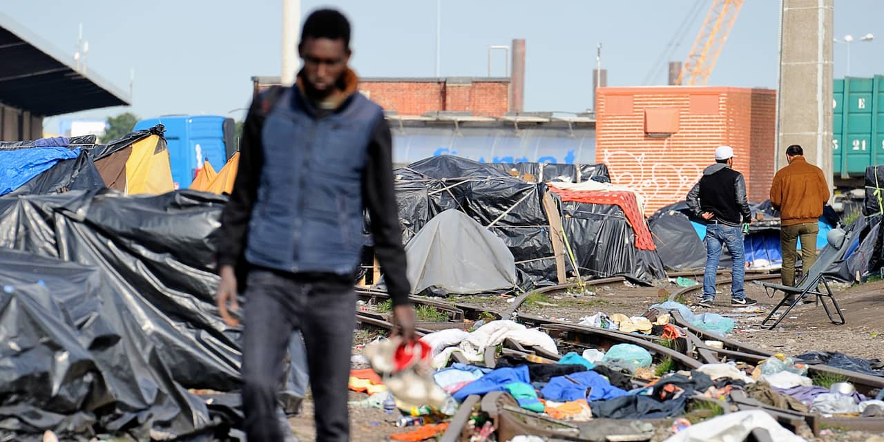 Vluchtelingen in Calais bestormen veerboot naar Engeland