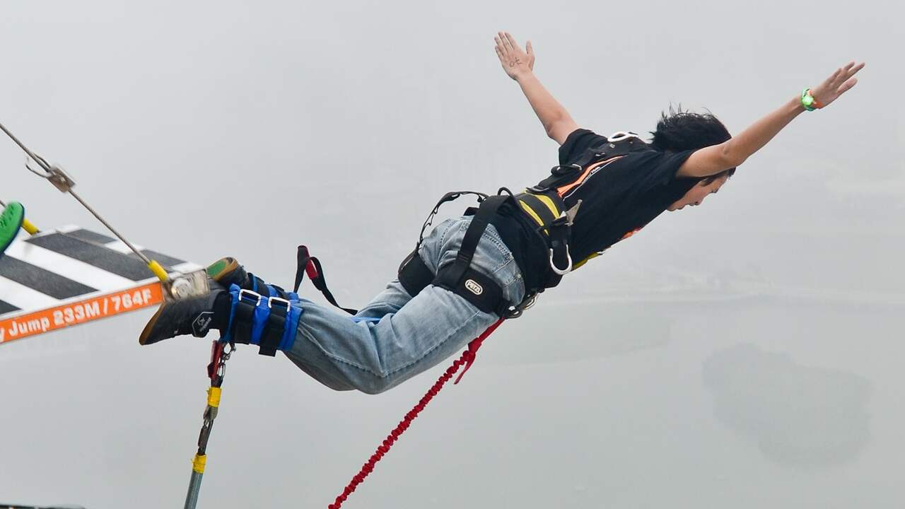 Il francese batte il record mondiale con 765 bungee jump in 24 ore |  evidente