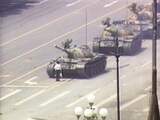 Een man, later 'de tankman' genoemd, trotseert een rij tanks nadat soldaten het Tiananmenprotest hebben neergeslagen. De foto groeide uit tot een symbool van weerstand tegen machtsmisbruik.