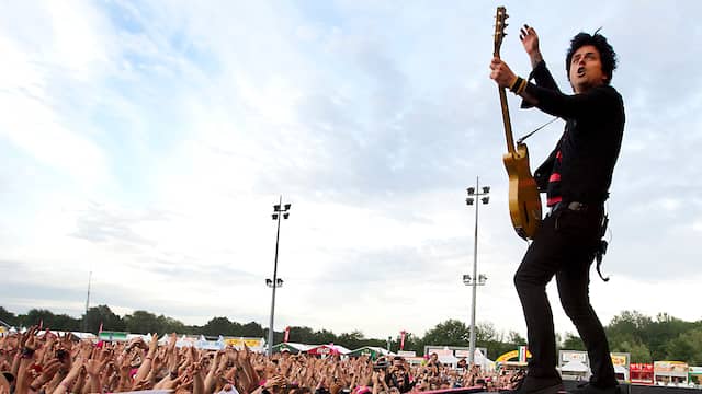 Fan mag gitaar spelen bij Green Day, en steelt meteen de show