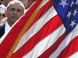Vrijdag 6 juni: De Amerikaanse president zit achter de vlag van de Verenigde Staten bij de herdenking van D-Day in het Franse Colleville-sur-Mer.