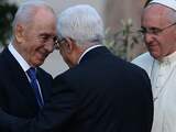 De Israëlische president Shimon Peres en de Palestijnse president Mahmoud Abbas hebben elkaar zondagavond omhelst tijdens een gemeenschappelijke gebedsbijeenkomst voor vrede in het Midden-Oosten. 