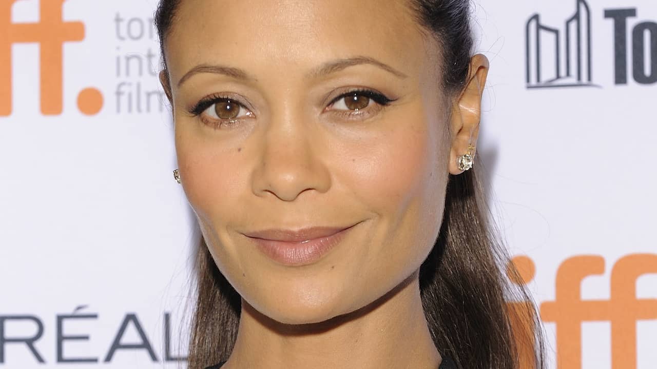 Te weinig make-up voor donkere huid volgens Thandie Newton | Lifestyle | NU .nl