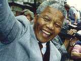 16 juni 1990 - Nelson Mandela zwaait naar het Nederlandse publiek dat massaal was toegestroomd naar het Leidseplein in Amsterdam om de Zuid-Afrikaanse leider te zien. Mandela bedankte de Nederlanders voor de steun aan de strijd tegen apartheid.