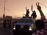 Troepen van ISIS nemen deel aan een militaire parade die de verovering van Tal Afar moet vieren.