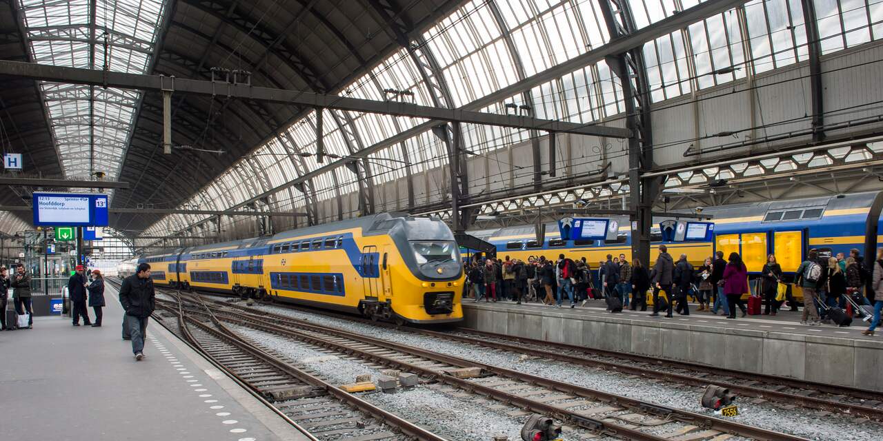 Politie doorzoekt trein op Centraal Station Amsterdam