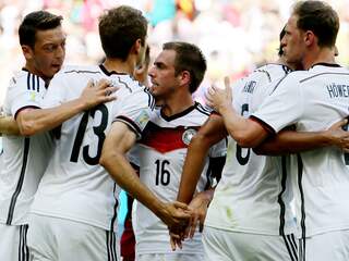 Duitsland mede dankzij hattrick Müller ruim voorbij Portugal