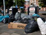 Oproepen van de getroffen gemeenten om het vuilnis langer binnen te houden, zijn lang niet overal gehoord. Daardoor worden plastic vuilniszakken gewoontegetrouw buiten gezet.