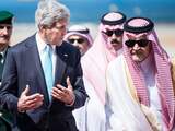 Vrijdag 27 juni: De Amerikaanse minister van Buitenlandse Zaken, John Kerry, praat met zijn Saudische collega Saud al-Faisal op King Abdulaziz International Airport in Jeddah. 