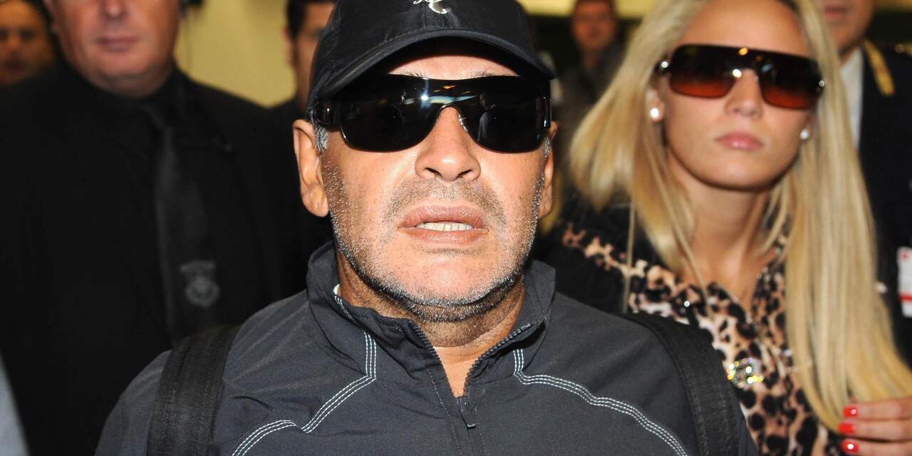 Maradona slaat journalist na knipoog naar vriendin