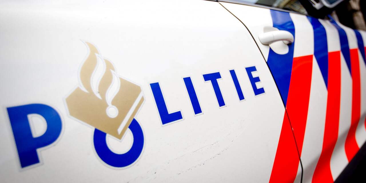 Verwarde man gooit met dakpannen naar politie in Eindhoven, door drie agenten van dak gehaald