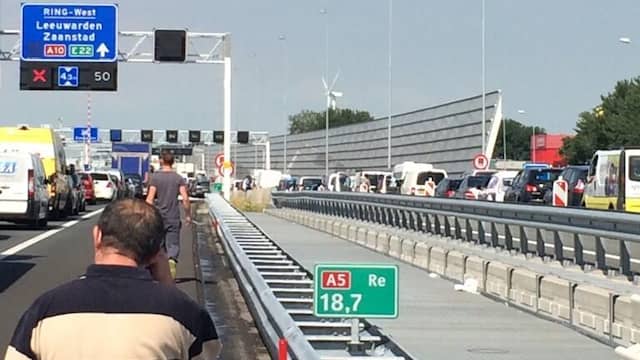 Verkeer op A8 en A10 tijdelijk gestremd door ongeluk bij Oostzaan. Verkeer op A8 en A10 tijdelijk gestremd door ongeluk bij Oostzaan.