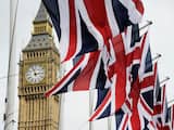 In het centrum van Londen hangen overal Britse vlaggen.