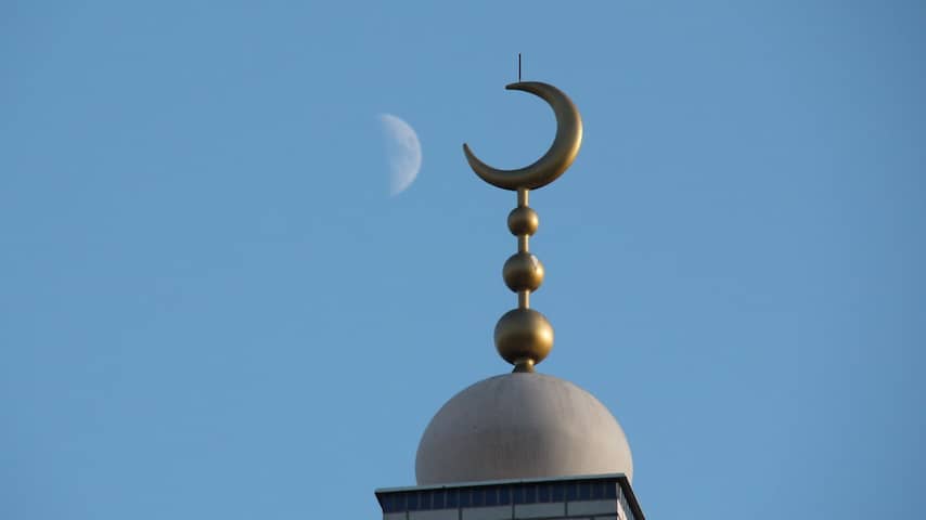 Twee manen boven moskee Den Bosch