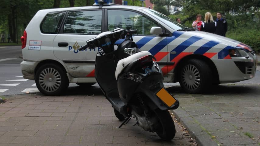 Scooter komt tot stilstand tegen politieauto na stopteken