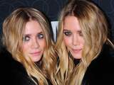 Woensdag 3 november: De gezusters Ashley en Mary-Kate Olsen poseren voor de pers tijdens het WWD Gala in New York.