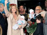 Donderdag 17 februari: Celine Dion houdt haar zoontje Nelson vast, terwijl haar man Rene hun zoontje Eddy draagt. Het stel arriveert bij Caesars Palace in Las Vegas, waar Dion zal gaan beginnen met de repetities voor haar nieuwe show.