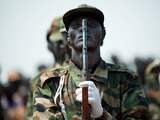 Vrijdag 8 juli: Een Zuid-Sudanese soldaat houdt zijn wapen vast tijdens een oefening voor een parade in Juba. Zaterdag wordt Zuid-Sudan onafhankelijk.