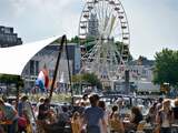 Recreatie, ontspanning, cultuur, muziek en theater op het koningsplein in de stad aan de rivier Waal tijdens de zomerfeesten. Een van de vele feestlocaties in de stad.