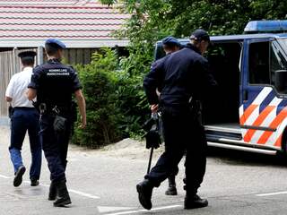Politie valt woonwagenkamp in Helmond binnen
