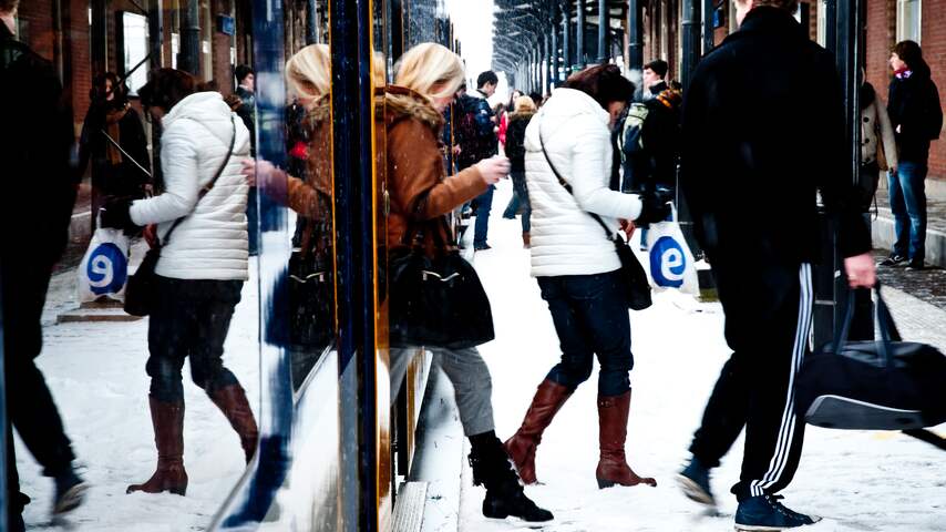 Van vertraagd op het spoor, glijdend op het perron