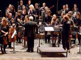 Dirigenten Kenneth Montgomery en Frank Zielhorst en de leden van het orkest van het Koninklijk Conservatorium krijgen staande ovatie voor een prachtige uitvoering van onder andere Les Preludes van Franz Liszt tijdens het KC Liszt festival op 24 november 2011