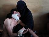 Winnaar van de World Press Photo 2012:Een vrouw met een gewond familielid tijdens protesten tegen president Saleh in Sana, Jemen. 