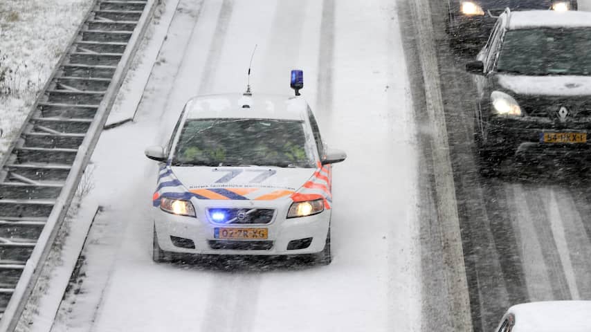 Politiewagen in de sneeuw