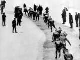 De Elfstedentocht van 1963. De helden schaatsen door erbarmelijke omstandigheden door het Friese landschap.