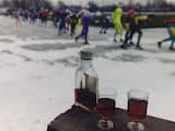 1993-11-21 De Berenburg staat al klaar, terwijl de schaatsers in de vrieskou nog aan hun rondes bezig zijn. Zondag werd in Veenoord de eerste marathon op natuurijs van het seizoen gehouden.

Fotograaf: Raymond Rutting