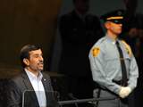 Ahmadinejad krijgt schoen naar hoofd