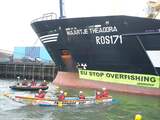 Greenpeace blokkeert schip IJmuiden