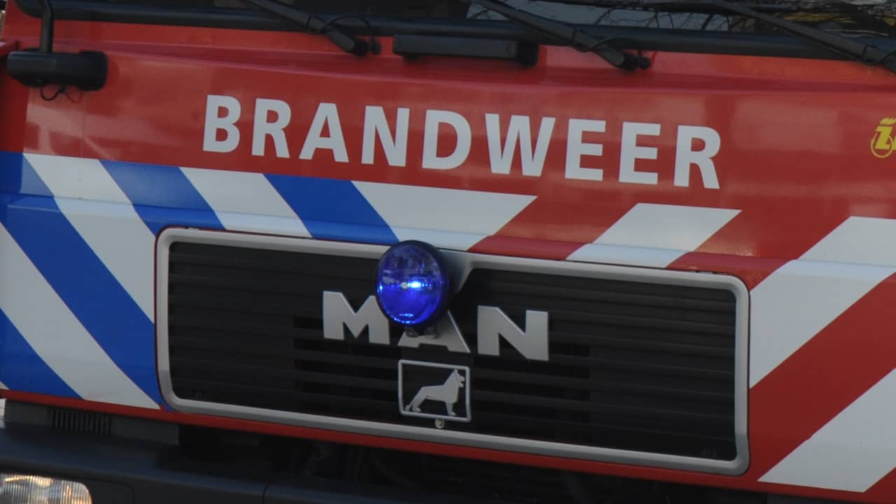Schade bij boothuizen door zeer grote brand in Friese dorp Jirnsum