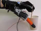 Robothandschoen geeft drager twee extra vingers