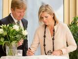 Willem-Alexander diep geraakt door verhalen nabestaanden