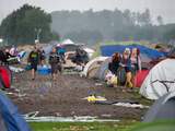 Bezoekers van Pukkelpop verlaten vrijdagochtend het kampeerterrein nadat het festival werd afgelast.