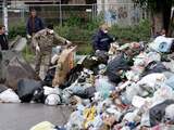 Het afval heeft zich de afgelopen weken steeds hoger opgestapeld, ondanks alle beloftes van de Italiaanse premier Berlusconi. Ook het aantal ratten, duiven en zeemeeuwen neemt in rap tempo toe.