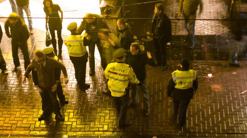 Politie fouilleert preventief op het rembrandsplein in Amsterdam