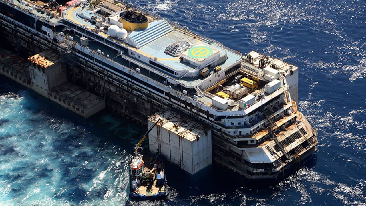 De Costa Concordia, die in januari 2012 voor de kust van het Italiaanse Isola del Giglio verging, is zondagmorgen in Genua aangekomen. Daar wordt het rampschip de komende twee jaar gesloopt.