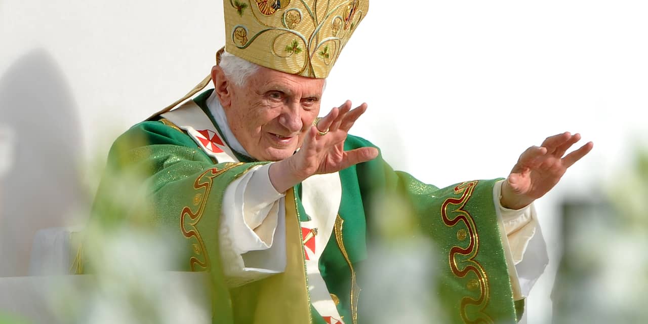 Paus verontschuldigt zich voor geweld
