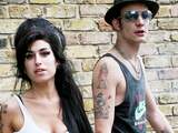 De ex van Winehouse is volgens zijn vader kapot van het overlijden van de zangeres. Vlak nadat Blake te horen kreeg van haar heengaan, belde hij in blinde paniek zijn vader op. 