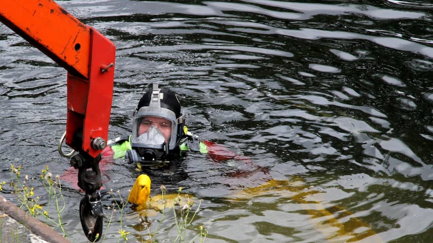 Duikers onderzoeken auto in het Kanaal bij Eindhoven
