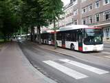 Vanmorgen was het weer raak in drie grote steden; het openbaar vervoer staakte vanaf 9 uur 's ochtends. Ook in Den Haag stonden bussen en trams stil, zoals hier op de Lange Vijverberg, langs de Hofvijver.